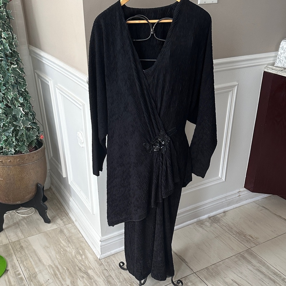 Elegant Vintage Black Dress cocktail dress
S-S:17in
P2P:19in
L:50 in